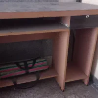 یک میز کامپیوتر درحد نو