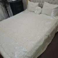 تخت به همراه 2تاپاتختی ومیزتوالت