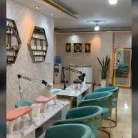 فروش تجهیزات آرایشگاهی(میزناخن،صندلی،استند،تخت مژه