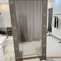 آینه قدی دور لامپ