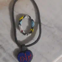 گردنبند و یک دست بند