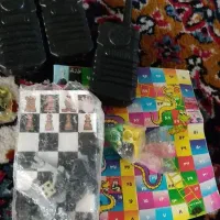 چند عدد اسباب بازی و خط کش و دوعدد بازی سرگرمی