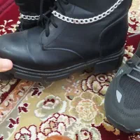 تعدادی کفش و لباس
