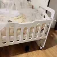 تخت کنار مادر گهواره