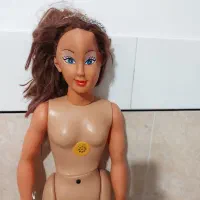 عروسک باربی به عنوان مانکن برای مغازه