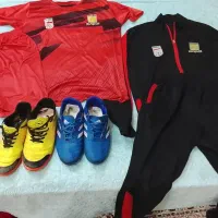 کفش و لباس فوتبالی