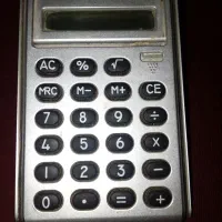 یک‌عدد‌ماشین‌حساب‌قدیمی‌جیبی