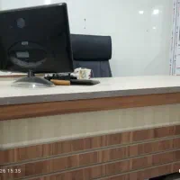 میز اداری و صندلی و  کامپوتر