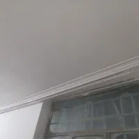 ۶متر چوب پرده سفید سالم رو دیوار نصبه