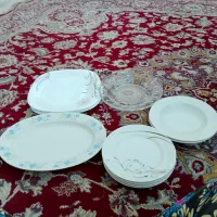 تعدادی ظروف چینی. شام خوری و میوه خوری و دیس