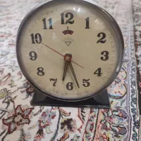ساعت آنالوگ قدیمی کلکسیونی تمیز