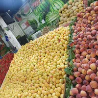 کارگر غرفه میوه