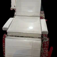 تخت سه تیکه آرایشگاهی و صندلی چرخدار کاملا نو