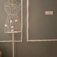 مانکن کنار سالنی سفید صورتی