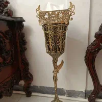 جای سطل و دستمال برنجی ایستاده