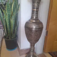 گلدان کنار سالنی از جنس برنج قلمزنی یک متر