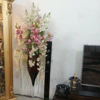 گلدان ایستاده گل مصنوعی
