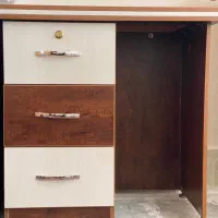 میز تحریر و کامپیوتر