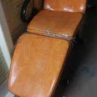 صندلی و سشوار ایستاده