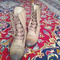 یک جفت بوت زنانه تمام چرم