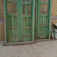 سه درب چوبی قدیمی و چرخ چاه