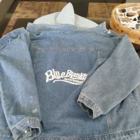 کت جین کلاه دار کلاهش برداشته میشه