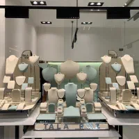 طراحی و اجرای دیزاین مانکن طلافروشی