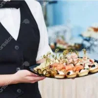 مهماندار و نیروی آشپزخانه در تالار عروسی