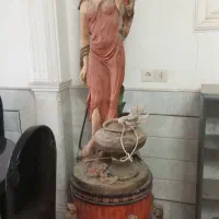 مجسمه کنار سالنی