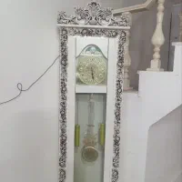 یک ساعت ایستاده و یک کجنه