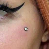 پرسینگ میکرودرمال کاشت نگین مژه هیدن