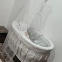 تخت و گهواره کنار مادر