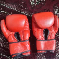 دستکش بوکس در حد نو و یک جفت ساقبنددر حد نو