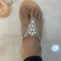 دمپایی رو فرشی یا صندل بیرونی بند دارد