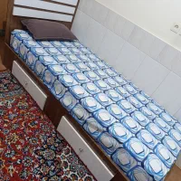 یک عدد تختخواب یک نفره و میز چرخ هر دو نونو هستن|تخت و سرویس خواب|اصفهان, سرشبادران|دیوار