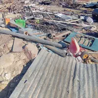 لوله های شیرانی. در ضایعاتی. b قوطی 2*2المنیوم