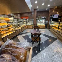 فروشنده قنادی یا بیکری