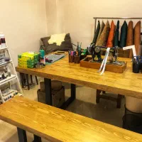 میز و نیمکت چوبی