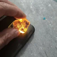 سنگ احتمالا کهربا یا شجر نمیدونم .اویزی گبری کهنه|جواهرات|ساوه, |دیوار