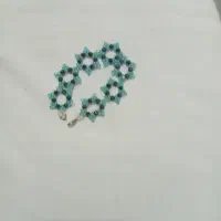 دستبند گل با رنگ آبی و سیاه.