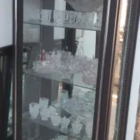 بوفه ایستاده پشت آیینه