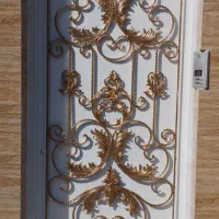 رنگکاری و نقاشی درب پنجره ساختمان