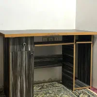 میز تحریر و کامپیوتر