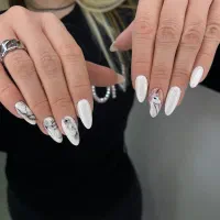 طراح ناخن و دستیار ناخن