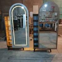 جاکفشی ایستاده با اینه قدی ‌ال‌ای‌دی دار