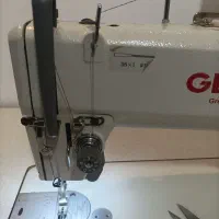 یک خیاط ،خانم حرفه ای برای کار در کارگاه خیاطی