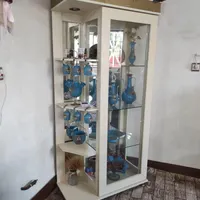 ویترین با ظروف تزیینی