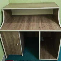 میز مطالعه و کامپیوتر