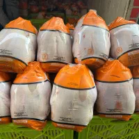 کارگر مرغی با حقوق بالا و مزایا