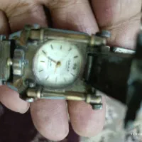 ساعت عتیقه و سنگ قدیمی